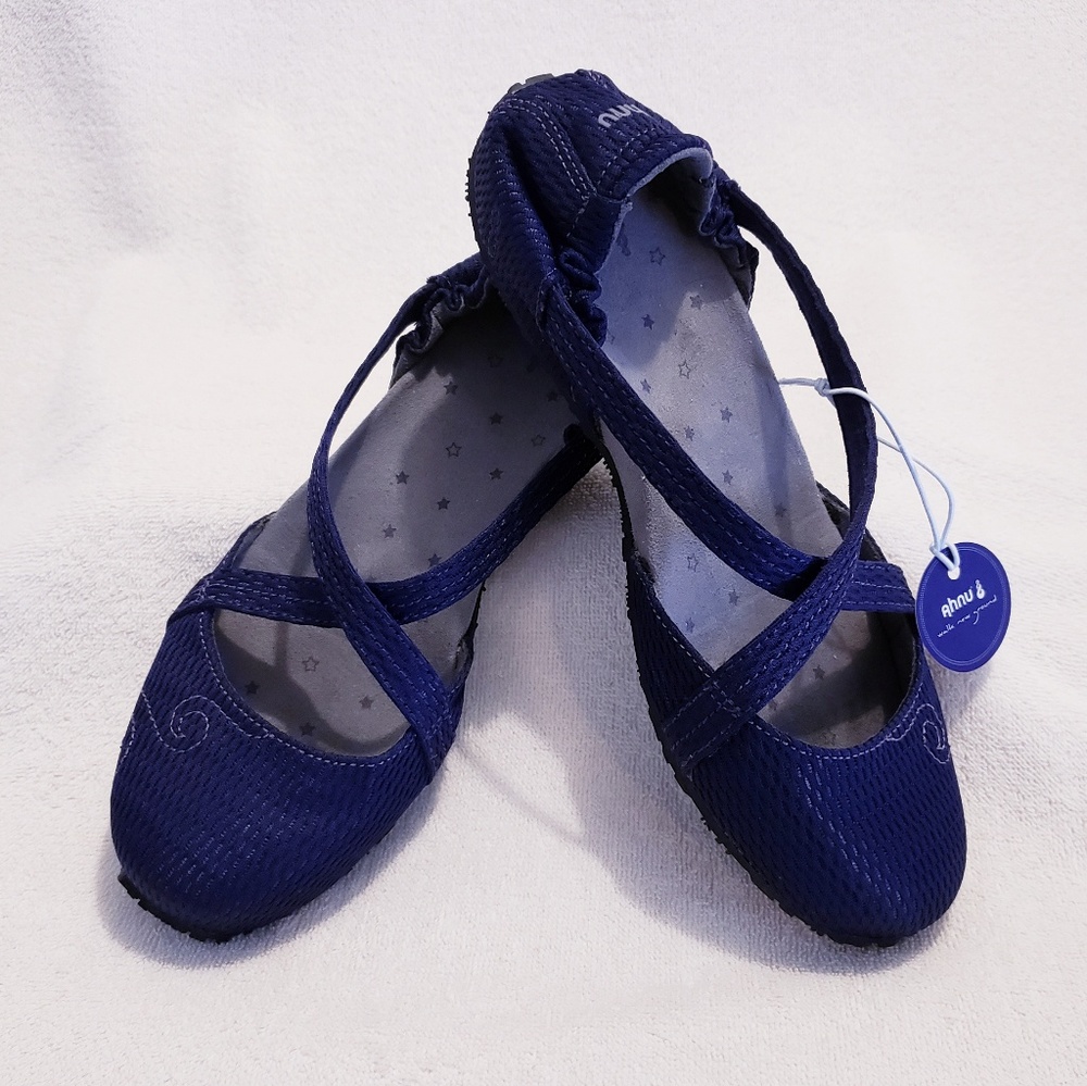 AHNU KARMA SIZE 8 YOGA-INSPIRED FLATS NEW